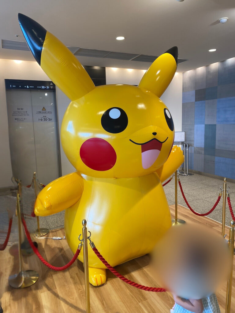 ポケモンセンタースカイツリータウン わくわく大冒険2026のピカチュウ