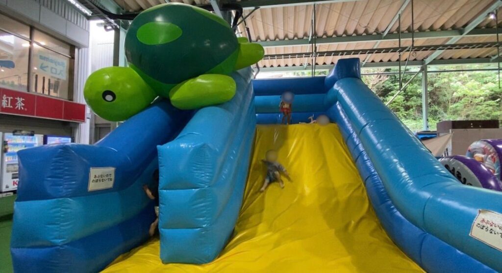 狭山スキー場 スーパーウォーターフェスのふわふわ遊具