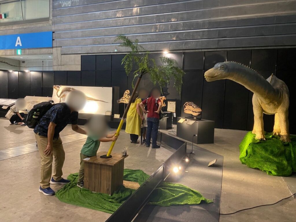 ヨコハマ恐竜展2026で恐竜の体験展示を楽しむ4歳児