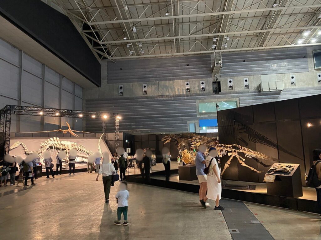 ヨコハマ恐竜展2026のお盆期間中の展示会場の混雑状況