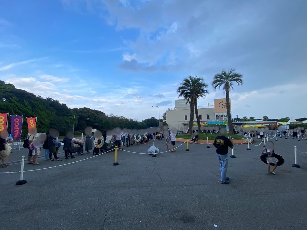 稲毛海浜公園プールの15時以降の割引チケットを待つ列