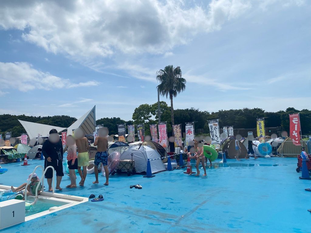 12時頃の稲毛海浜公園プールの無料休憩スペース