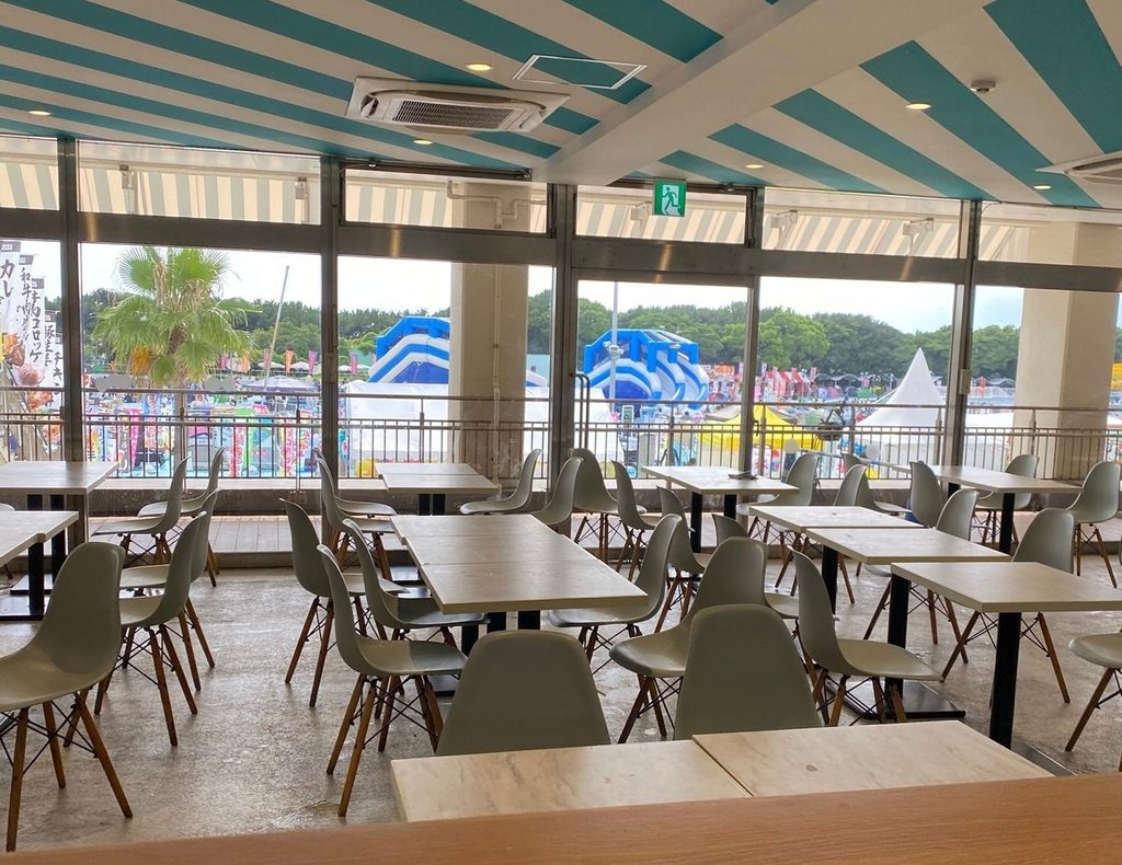 稲毛海浜公園プールのrレストラン、室内飲食スペース