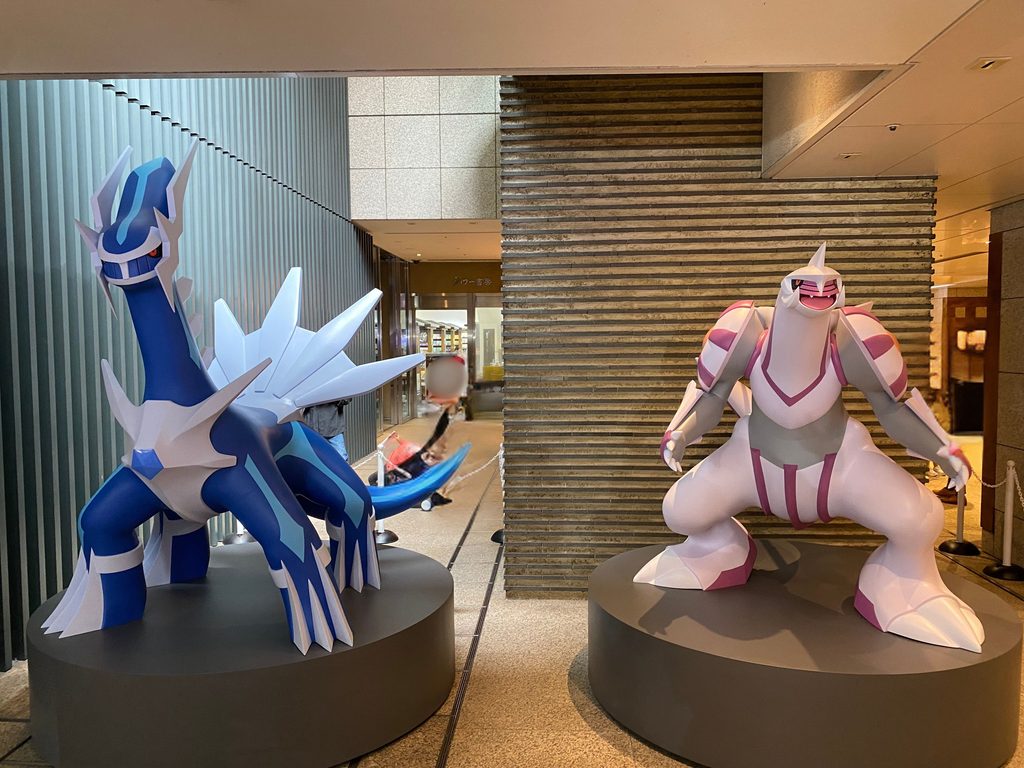 日本橋に展示されたディアルガとパルキアの大型立像
