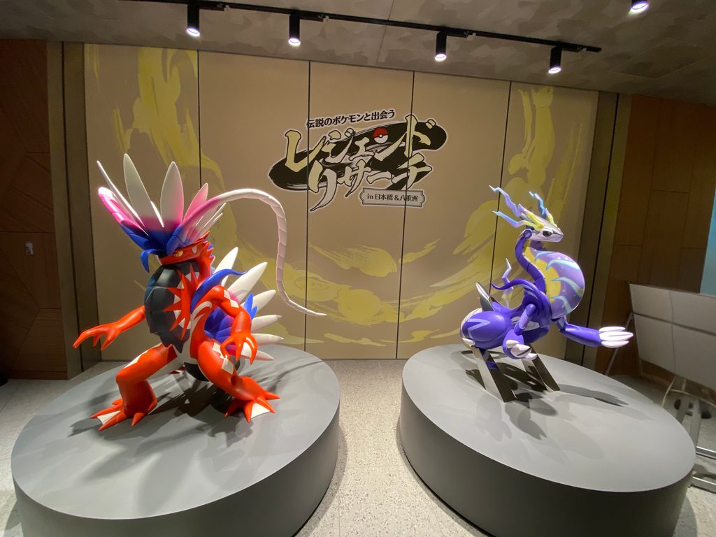 レジェンドリサーチ会場に展示されたコライドンとミライドンの立像
